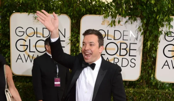 Ο Jimmy Fallon χαιρετάει στο κόκκινο χαλί των Golden Globes.