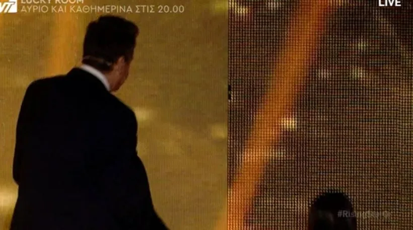 Στιγμιότυπο από το Rising Star με τον παρουσιαστή και διαγωνιζόμενη στη σκηνή.