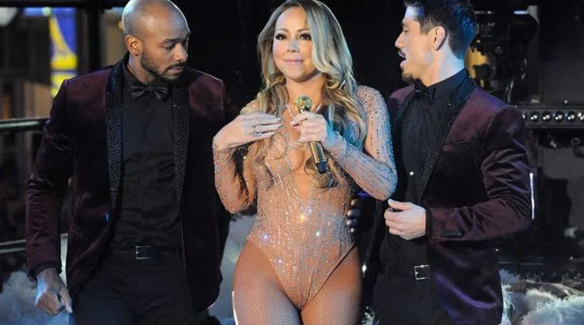 Η Mariah Carey στη σκηνή με δύο χορευτές στην Times Square.