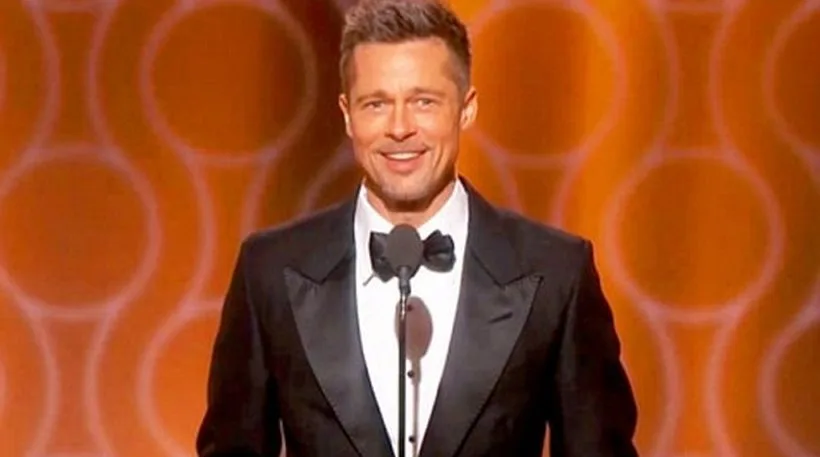 Ο Brad Pitt χαμογελαστός στη σκηνή των Golden Globes.