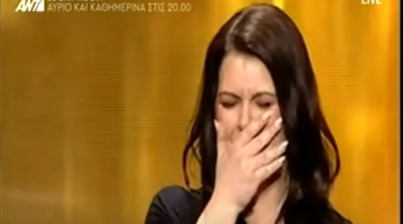 Η Έλσα Καριώτη συγκινημένη στη σκηνή του Rising Star.