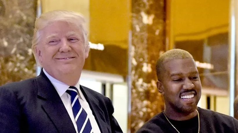 Ο Donald Trump και ο Kanye West χαμογελούν δίπλα-δίπλα.