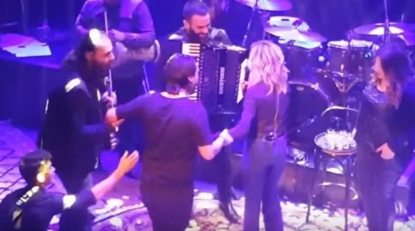 Η Άννα Βίσση στη σκηνή με μουσικούς και καλεσμένους.