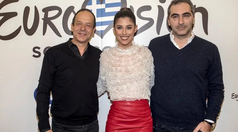 Ο Φωκάς Ευαγγελινός, η Demy και ο Δημήτρης Κοντόπουλος μπροστά από το λογότυπο της Eurovision.