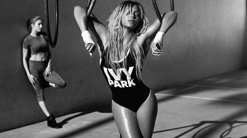 Η Beyoncé ποζάρει για τη σειρά ρούχων Ivy Park.