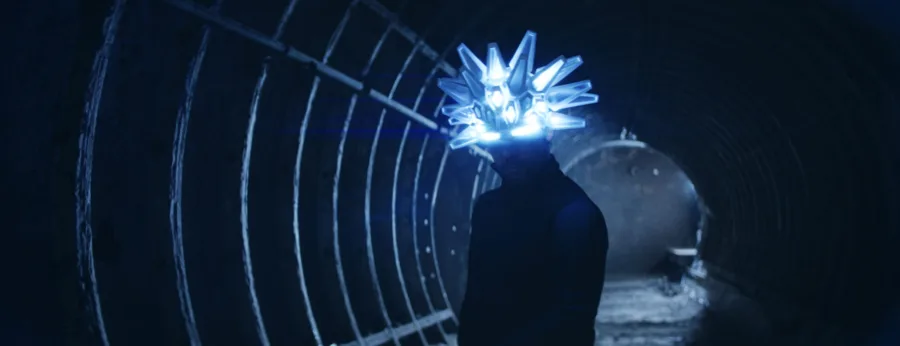 Ο Jay Kay των Jamiroquai με το εμβληματικό φωτιζόμενο στέμμα του σε τούνελ.