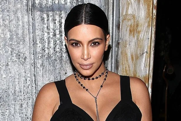 Η Kim Kardashian με μαύρο φόρεμα και διπλό κολιέ.