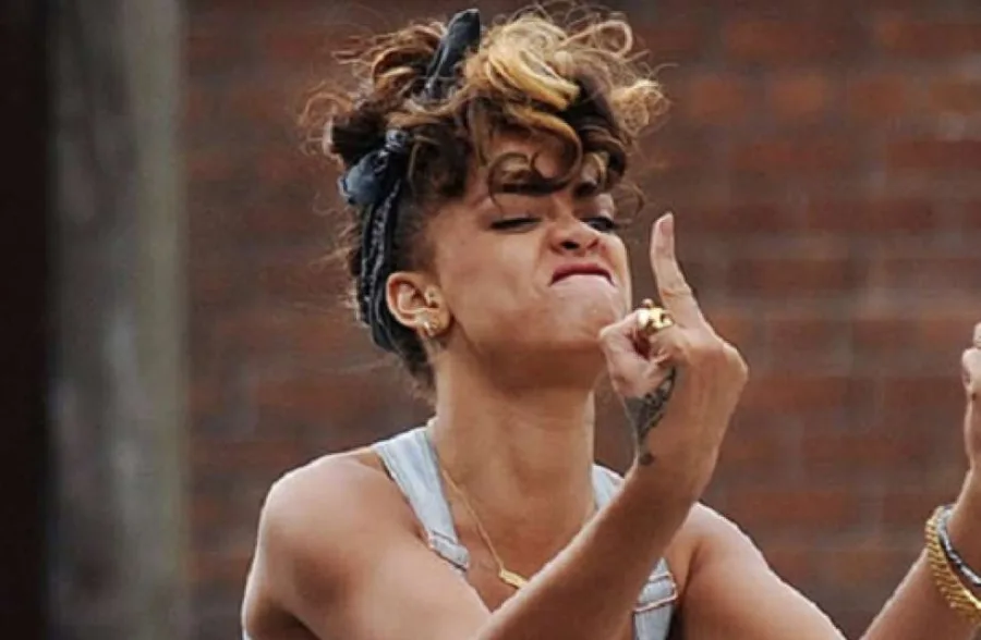 Η Rihanna κάνει μια άσεμνη χειρονομία με το μεσαίο δάχτυλο.