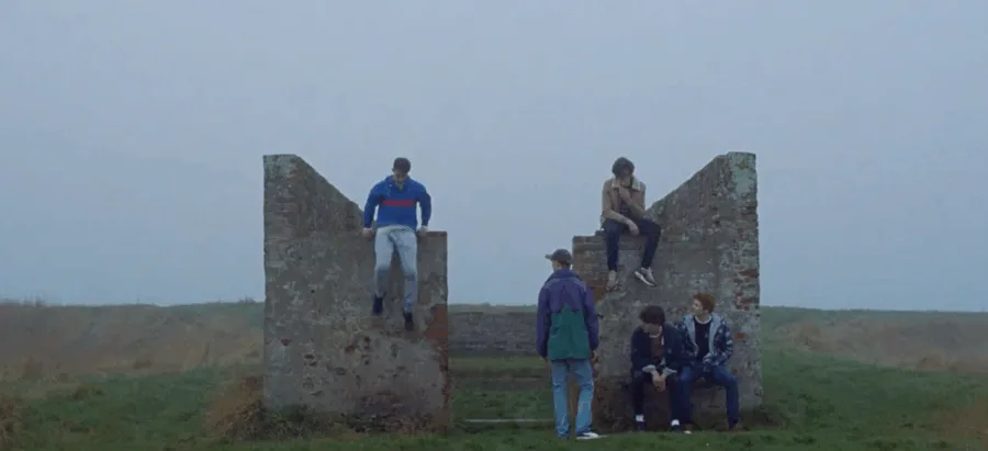 Σκηνή από το video clip του Ed Sheeran για το Castle On The Hill με παρέα νεαρών σε ερείπια.