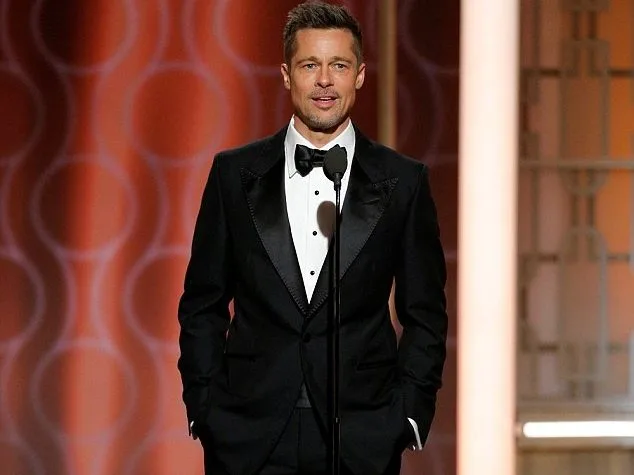 Ο Brad Pitt με σμόκιν στη σκηνή των Golden Globes.