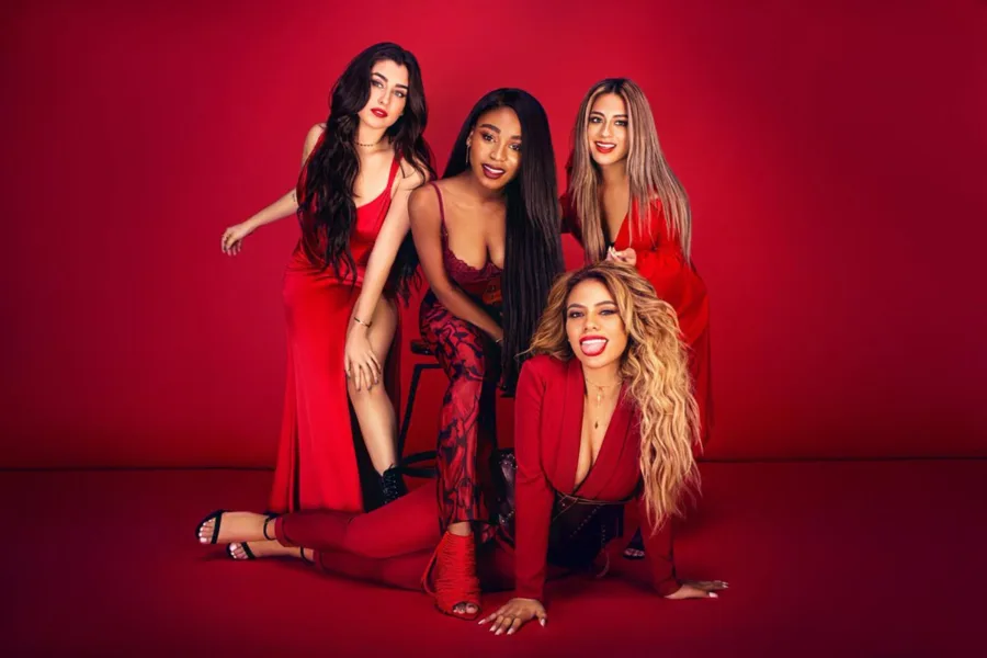 Το συγκρότημα Fifth Harmony σε φωτογράφιση με κόκκινα ρούχα.