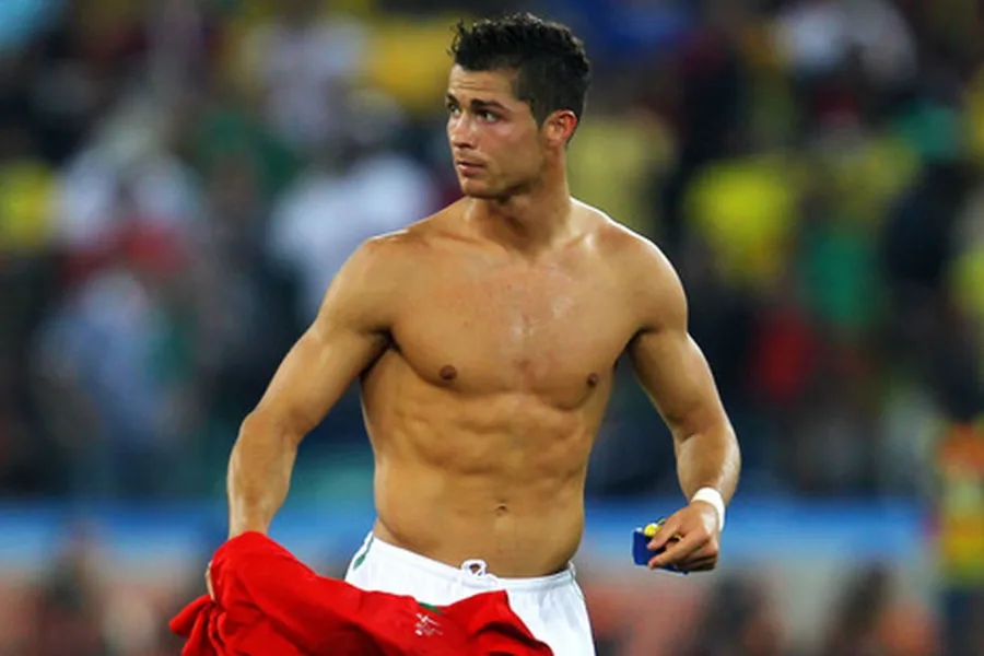 Ο Cristiano Ronaldo χωρίς μπλούζα σε ποδοσφαιρικό γήπεδο.