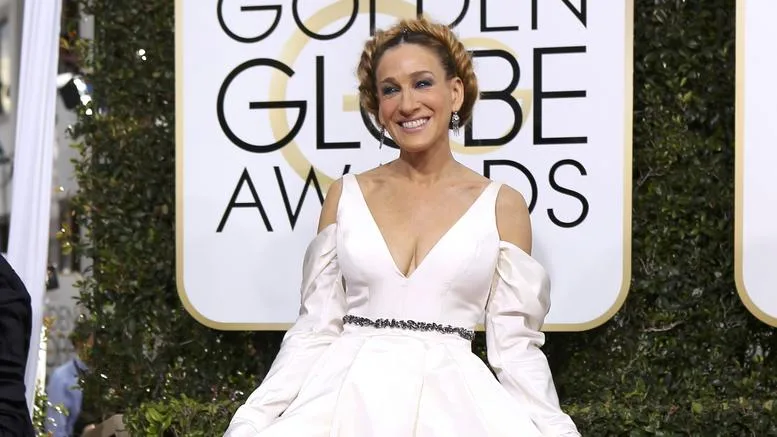 Η Sarah Jessica Parker με λευκό φόρεμα στις Χρυσές Σφαίρες.