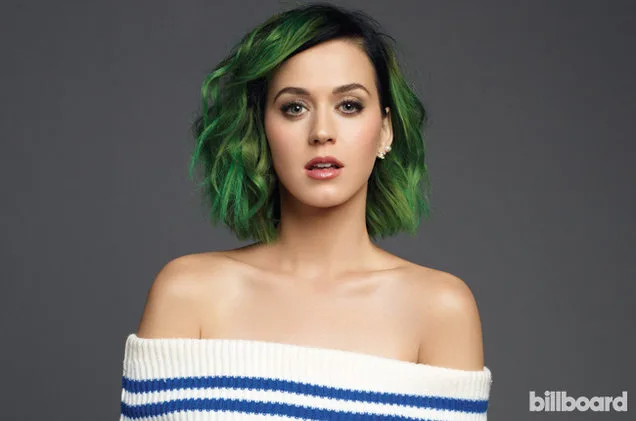 Η Katy Perry με πράσινα μαλλιά και ριγέ μπλούζα.