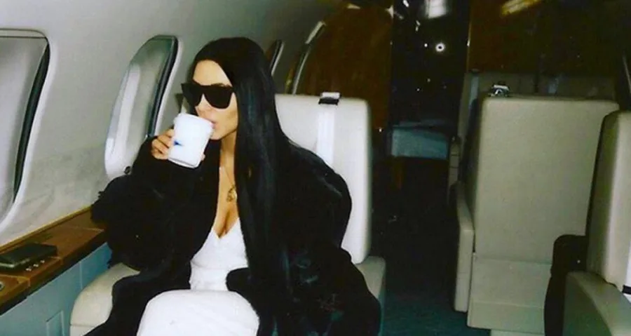 Η Kim Kardashian σε ιδιωτικό τζετ