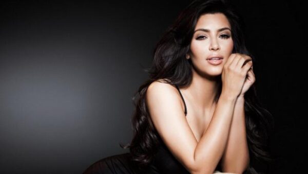 Η αμήχανη στιγμή που η Kim Kardashian βάζει make up ακόμα και στα οπίσθια της.