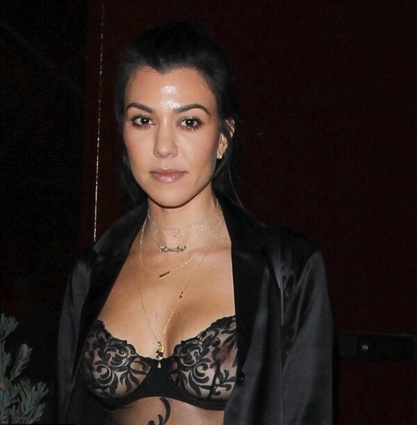 Η Kourtney Kardashian με μαύρο δαντελωτό σουτιέν και σακάκι.