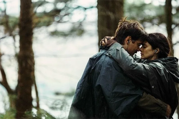 Σκηνή από την ταινία The Lobster με ένα ζευγάρι να αγκαλιάζεται στο δάσος.