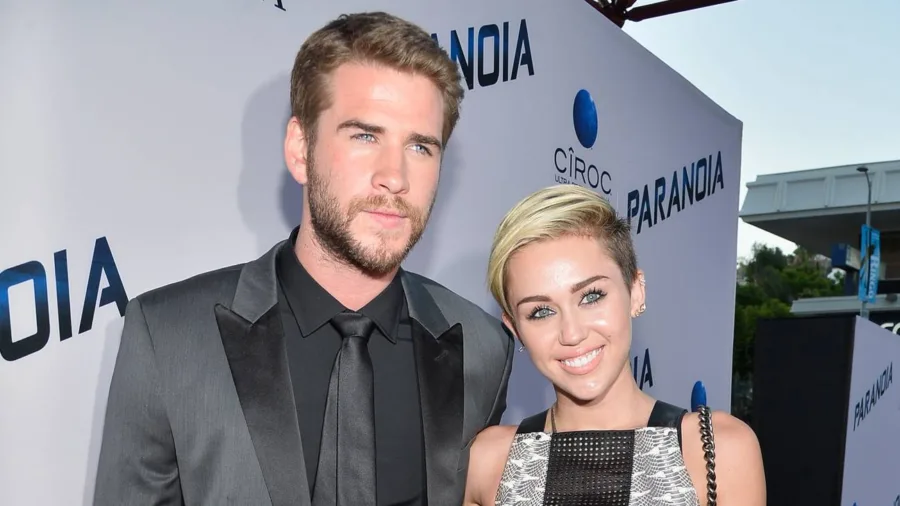Η Miley Cyrus και ο Liam Hemsworth σε επίσημη εκδήλωση.