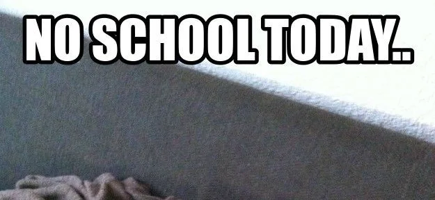 Meme με τη φράση NO SCHOOL TODAY πάνω από ένα κρεβάτι.