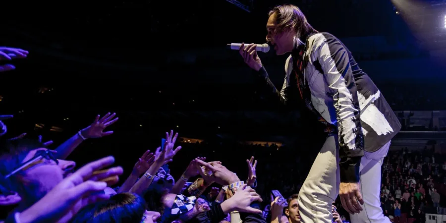 Ο Win Butler των Arcade Fire σε συναυλία στο Wells Fargo Center της Φιλαδέλφεια.