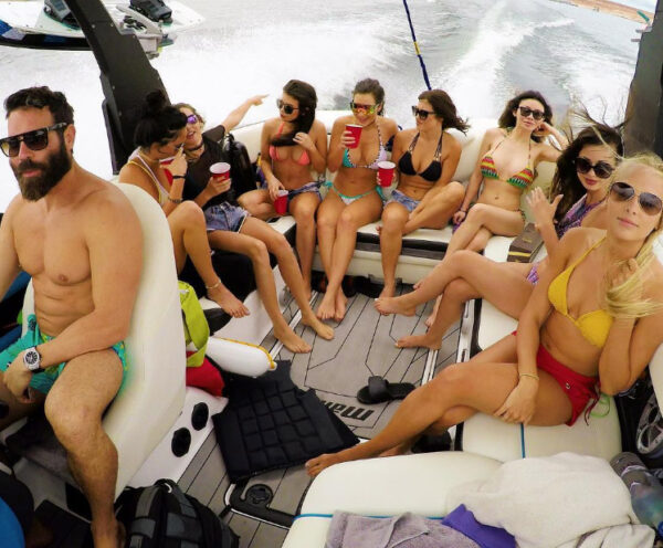 «Σοκάρει» ο προκλητικός μεγιστάνας του Instagram με νέο βίντεο οργίων