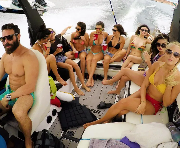 Ο Dan Bilzerian σε σκάφος με παρέα γυναικών.
