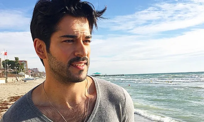 Ο Burak Özçivit σε παραλία