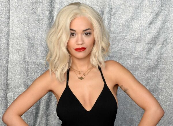 Η Rita Ora έσκυψε και ναι, είδαμε όλη τη γυμνή αλήθεια