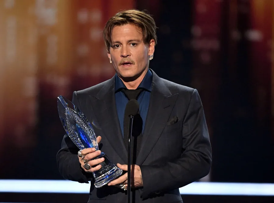 Ο Johnny Depp στην τελετή απονομής των People’s Choice Awards κρατώντας ένα κρυστάλλινο βραβείο.