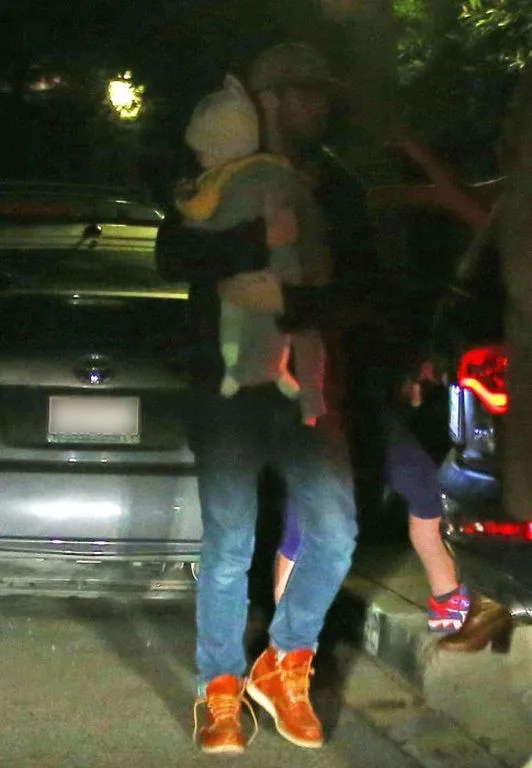 ryan-gosling-eva-mendes-baby-family-sighting-01-1-1484859890