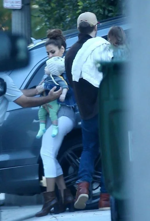 ryan-gosling-eva-mendes-baby-family-sighting-04-1484859890