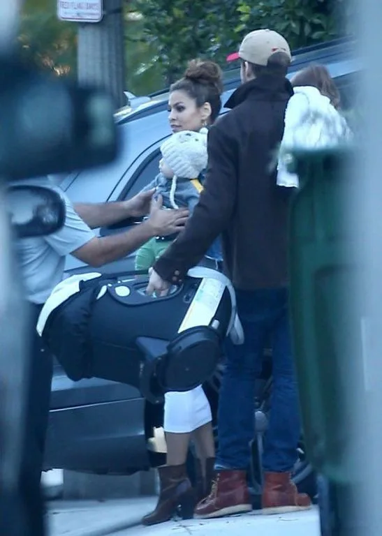 ryan-gosling-eva-mendes-baby-family-sighting-05-1484859890