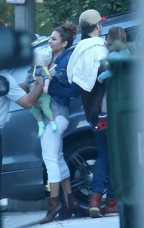 ryan-gosling-eva-mendes-baby-family-sighting-06-1484859894