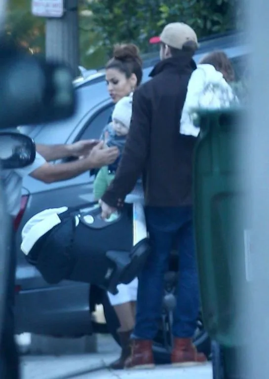 ryan-gosling-eva-mendes-baby-family-sighting-07-1484859894