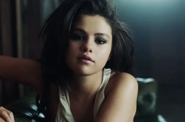 Η Selena Gomez σε κοντινό πλάνο με σκούρο μακιγιάζ και ατημέλητα μαλλιά.