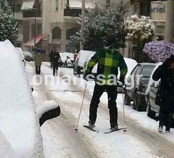 VIRAL: Λαρισαίος αποφάσισε να φορέσει τα πέδιλα του και να βγει για σκι στο κέντρο της Λάρισας!