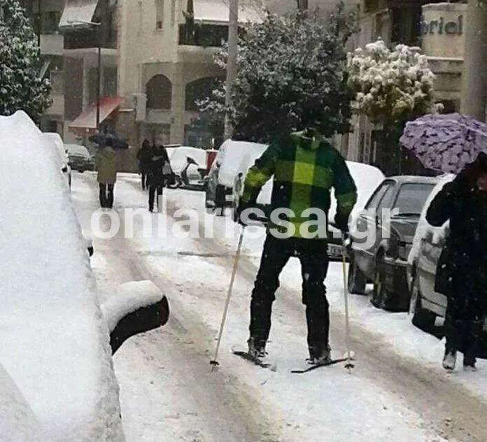 Άνδρας κάνει σκι σε χιονισμένο δρόμο της Λάρισας.
