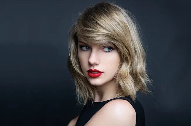 Η Taylor Swift με ξανθό καρέ μαλλί και κόκκινο κραγιόν.