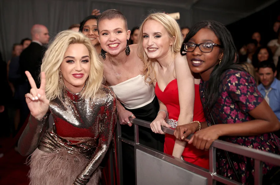 Η Katy Perry ποζάρει με θαυμάστριες στα βραβεία Grammys.