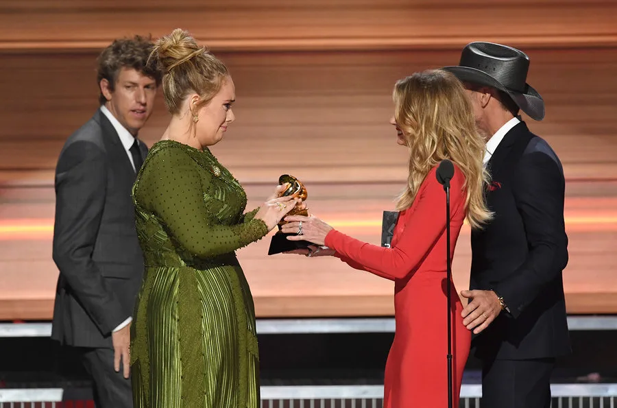 Η Adele παραλαμβάνει βραβείο Grammy στη σκηνή.