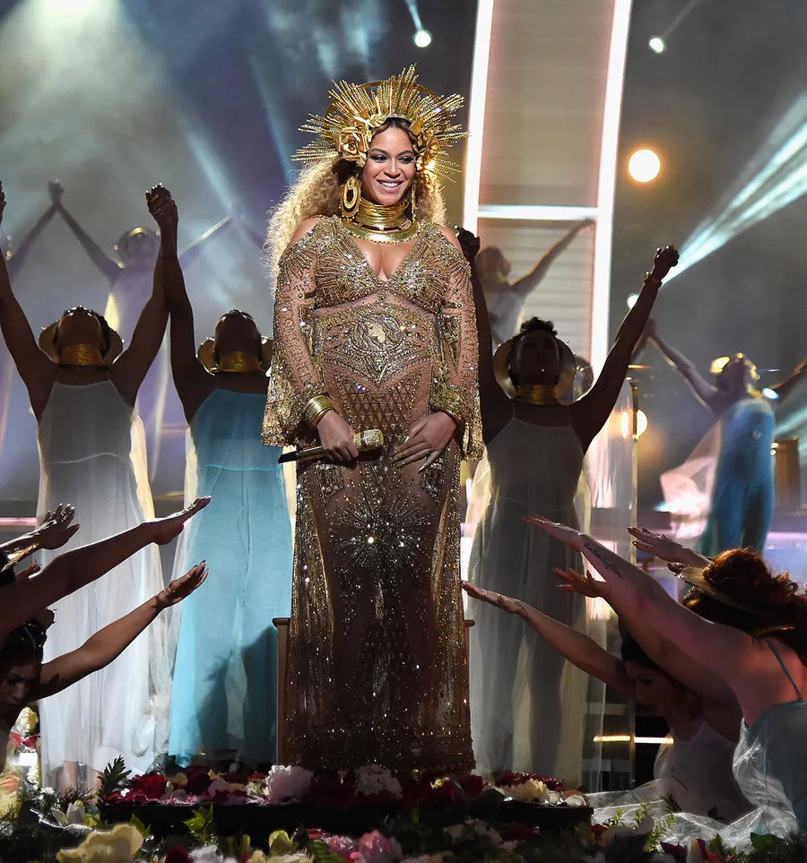 Η Beyoncé στη σκηνή των βραβείων Grammy.