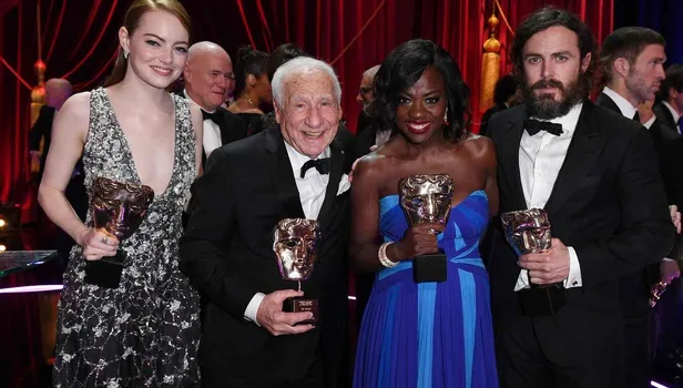 Νικητές των βραβείων BAFTA 2017 ποζάρουν με τα αγαλματίδιά τους.