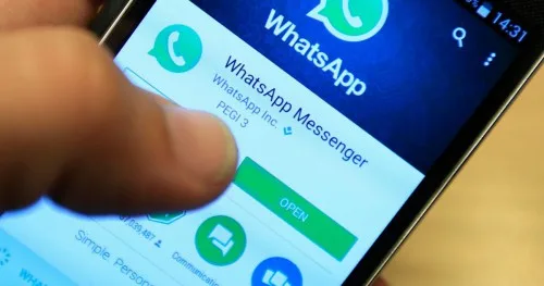 Κοντινό πλάνο σε smartphone που εμφανίζει την εφαρμογή WhatsApp στο Google Play Store.