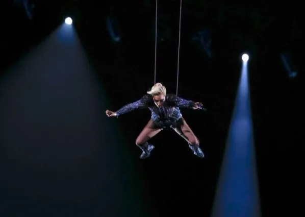 Η Lady Gaga πετάει στη σκηνή του Super Bowl.
