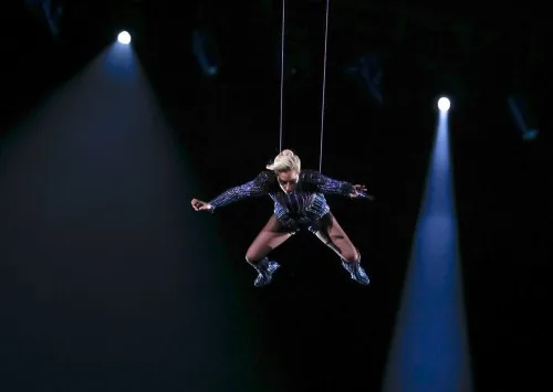 Η Lady Gaga αιωρείται στη σκηνή του Super Bowl.