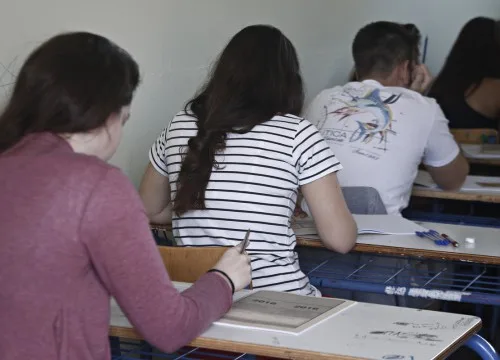 Μαθητές σε αίθουσα σχολείου κατά τη διάρκεια εξετάσεων.