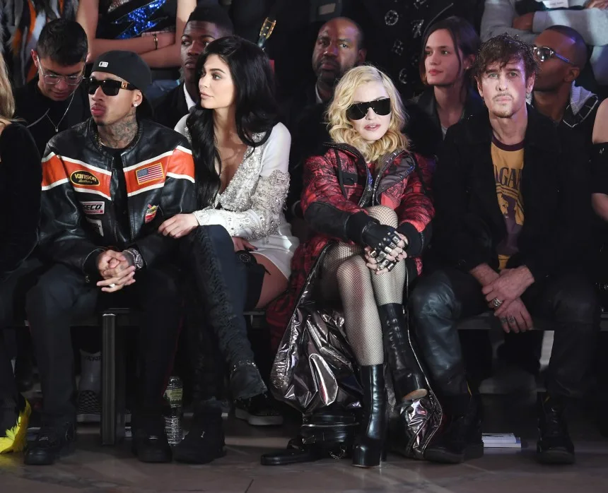 Η Madonna και η Kylie Jenner στην πρώτη σειρά επίδειξης μόδας.