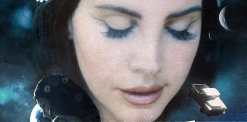 Κοντινό πλάνο της Lana Del Rey με κλειστά μάτια σε ένα ονειρικό, διαστημικό φόντο.