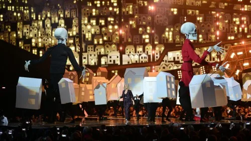 Η Katy Perry στη σκηνή των Brit Awards με χορευτές ντυμένους σπίτια και γιγάντιους σκελετούς.